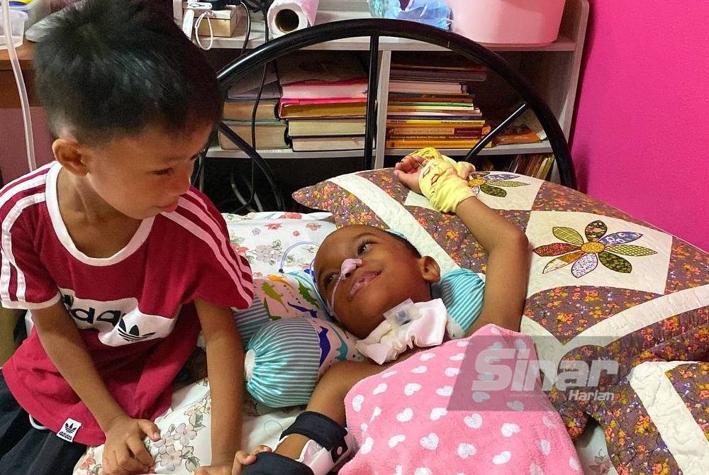 Mohd Hadif setia menjaga Mohd Hafiy dan sentiasa berinteraksi walaupun abangnya kini tidak mampu bercakap serta hanya terlantar di atas katil.