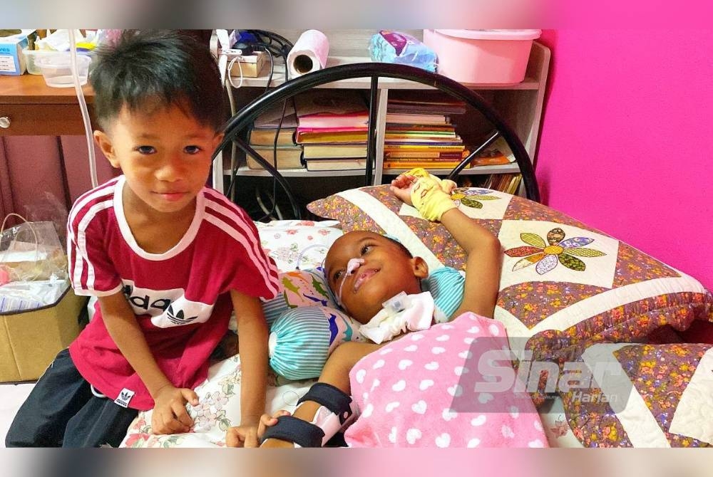 Mohd Hadif setia menjaga Mohd Hafiy dan sentiasa berinteraksi walaupun abangnya kini tidak mampu bercakap serta hanya terlantar di atas katil.