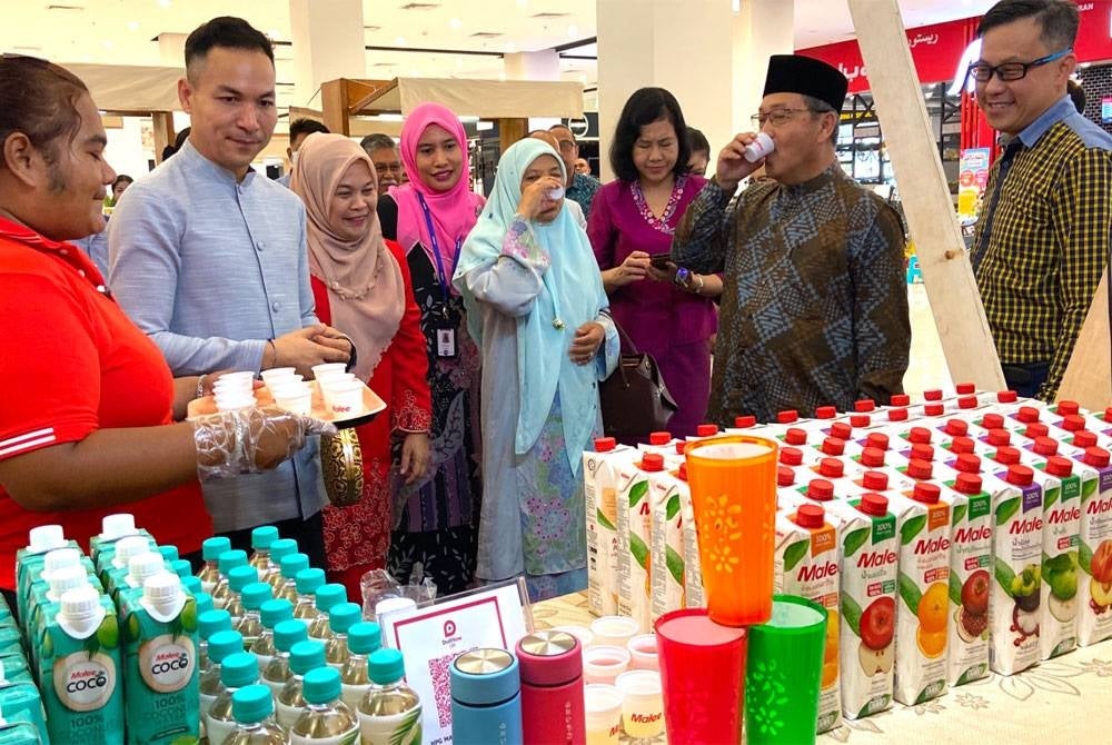 Md Anizam (dua dari kanan) mencuba jus minuman buah-buahan di di Festival Jom Makan Thai Food 2023.