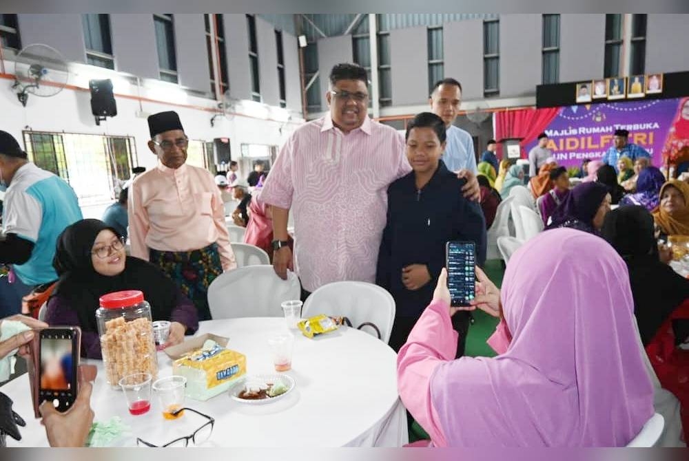 Ab Rauf (tengah) ketika beramah mesra dengan orang ramai yang hadir pada Majlis Rumah Terbuka Aidilfitri Dewan Undangan Negeri (DUN) Pengkalan Batu di sini, pada Khamis.