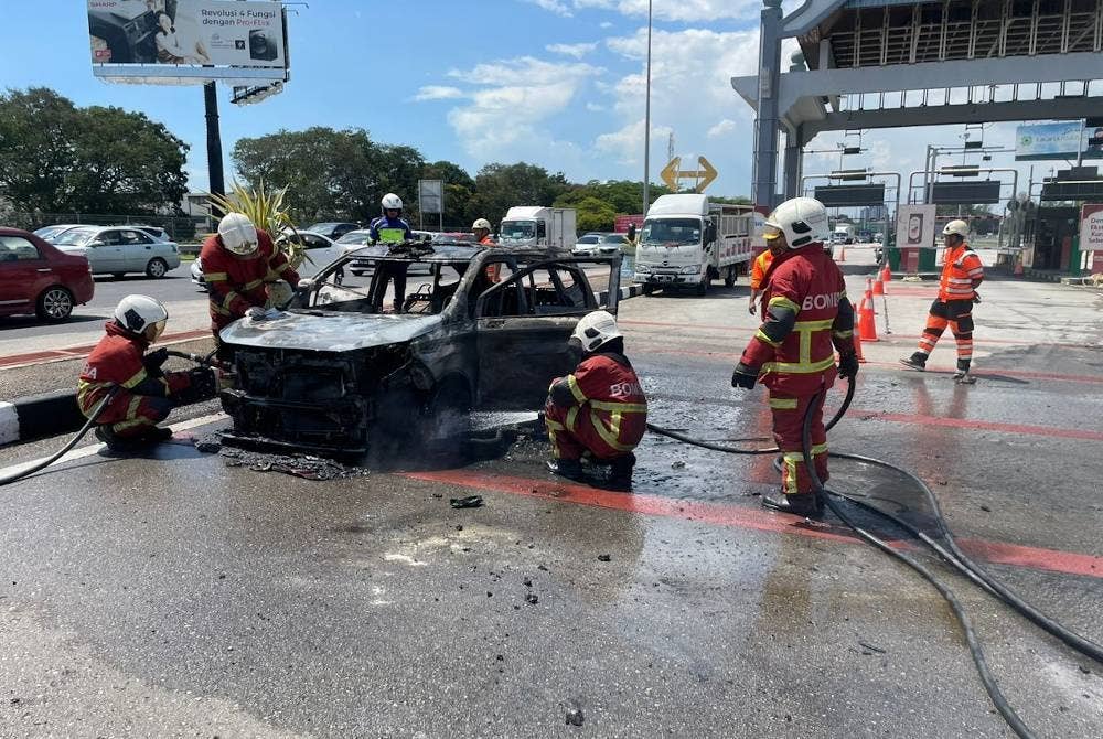 Anggota bomba berjaya memadamkan kebakaran yang melibatkan sebuah kenderaan MPV berhampiran Plaza Tol Jambatan Pulau Pinang, pada Khamis.