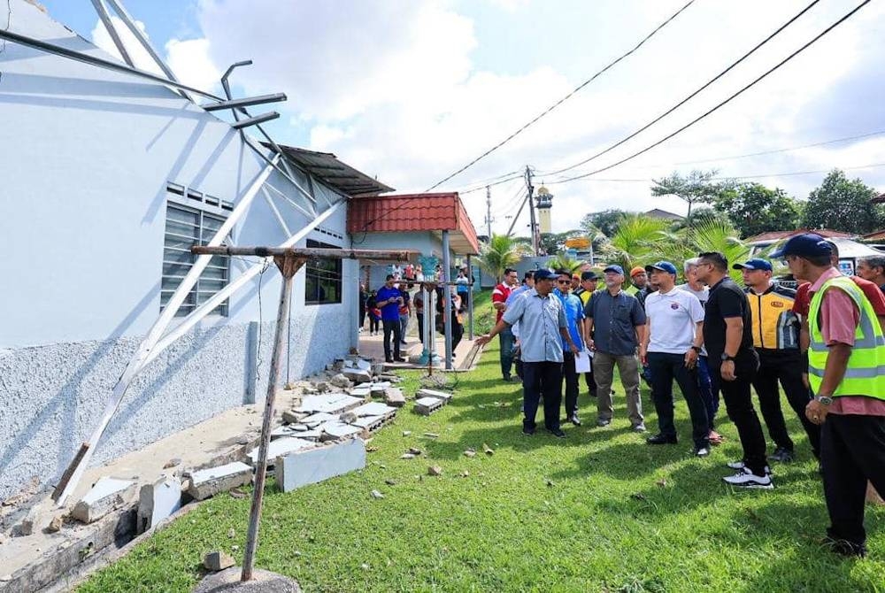 Onn Hafiz a vu les maisons endommagées des victimes de la tempête à Kampung Melayu Majidee.
