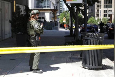 Petugas keselamatan mengawal bangunan Northside Medical susulan kejadian lima wanita ditembak oleh seorang lelaki di bilik menunggu di tingkat 11 pusat perubatan itu pada Rabu. - Foto Reuters