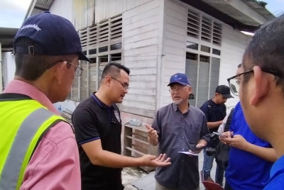 Mohd Hairi (dua dari kiri), berkata sesuatu ketika melawat kawasan yang dilanda ribut pada Khamis.