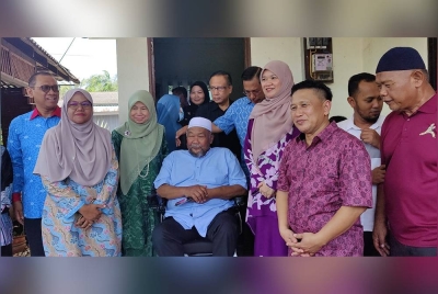 Fadhlina (tiga dari kanan) menziarahi seorang guru pada Program Ziarah Selamat Hari Raya Cikgu di Tanjong Karang di sini pada Khamis.