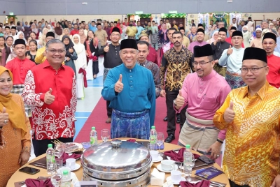 Ahmad Zahid (tengah) bergambar sempena lawatan kerja beliau di Maktab Sains Mara (MRSM) Kota Kinabalu pada Khamis. Foto: Bernama 