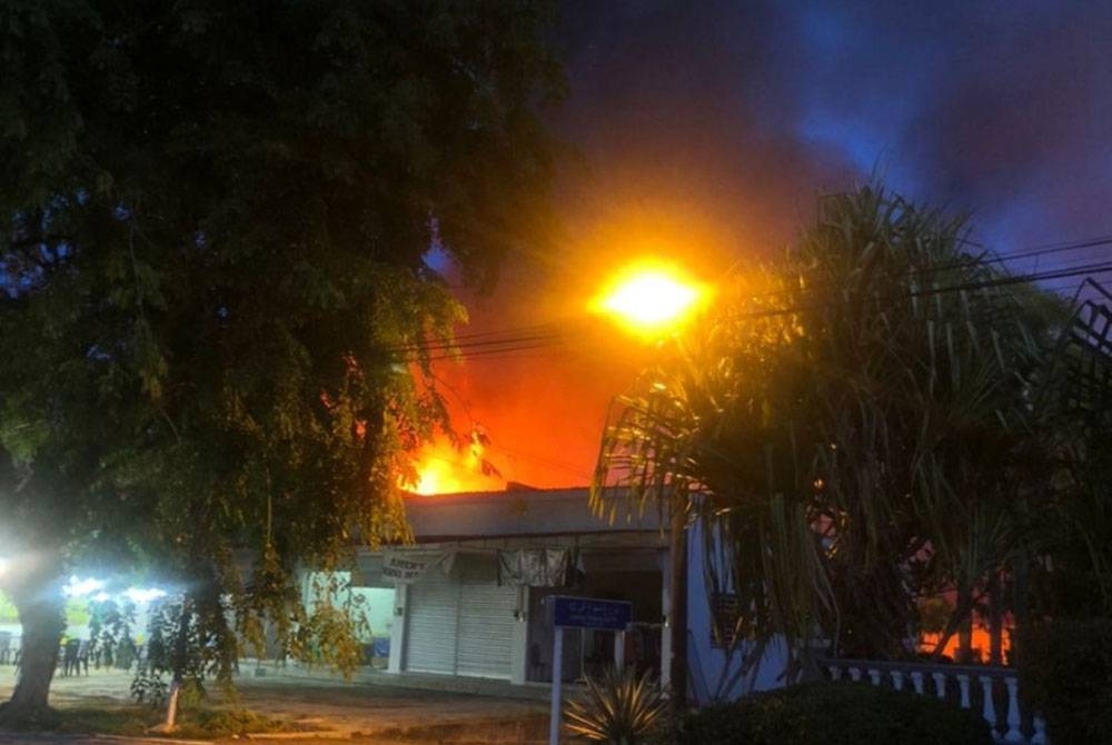 Tiga kedai musnah 100 peratus dalam kebakaran di Lorong Tanjung Api 13, di Kampung Tanjung Api, pada malam Khamis.