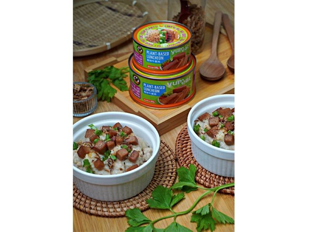 Bubur Lambuk bersama Daging Luncheon Berasaskan Tumbuhan Klasik.