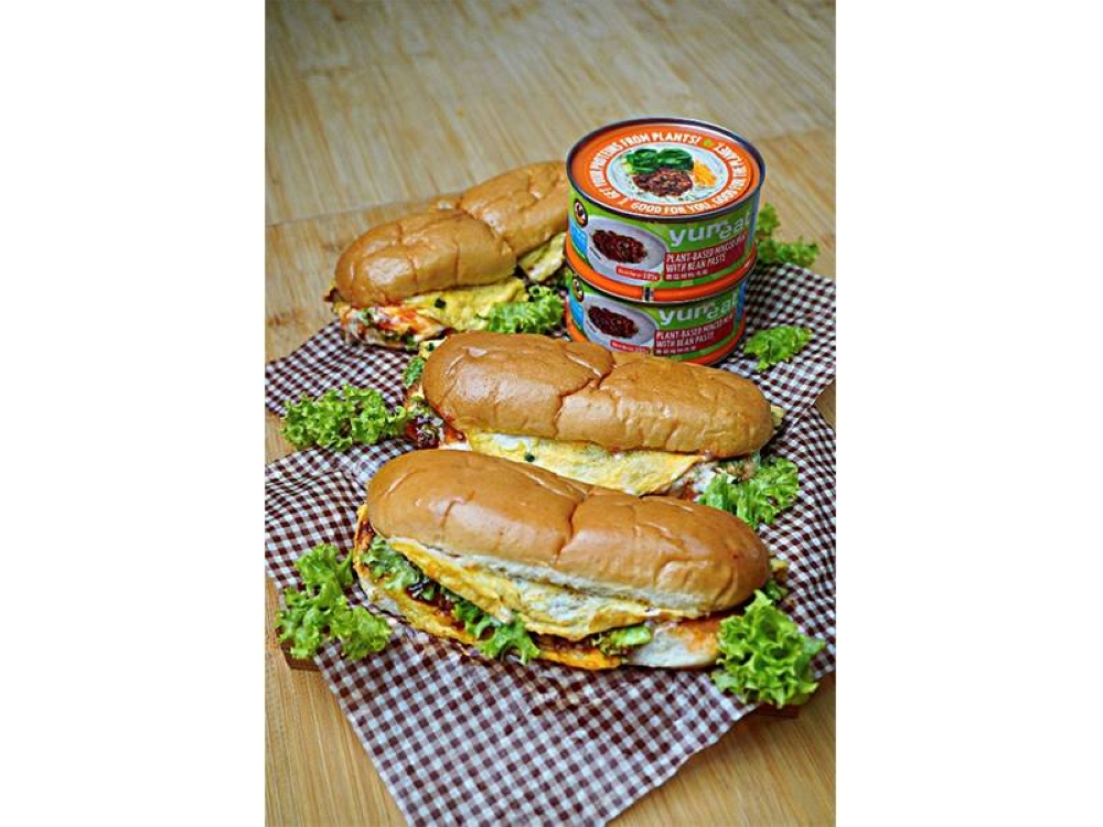 Roti John Cendawan bersama Daging Cincang Berasaskan Tumbuhan dengan Pes Kacang.