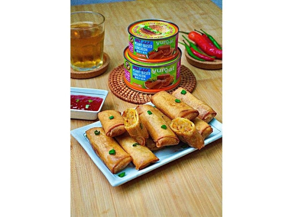 Popiah Goreng bersama Daging Luncheon Berasaskan Tumbuhan Pedas.