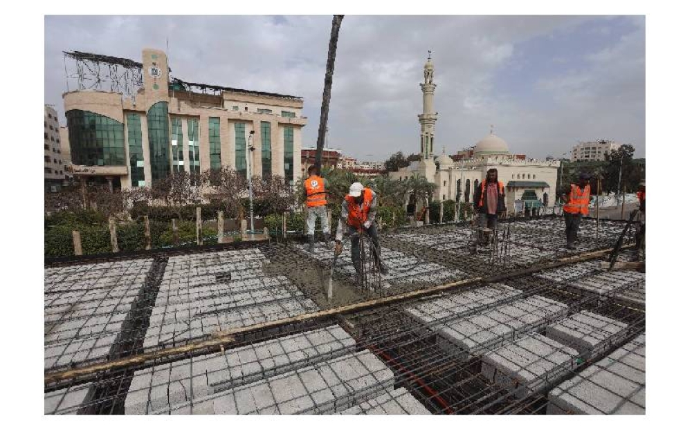 Para pekerja giat menyiapkan bangunan pejabat Kementerian Buruh Palestin yang musnah akibat serangan tentera rejim Zionis.
