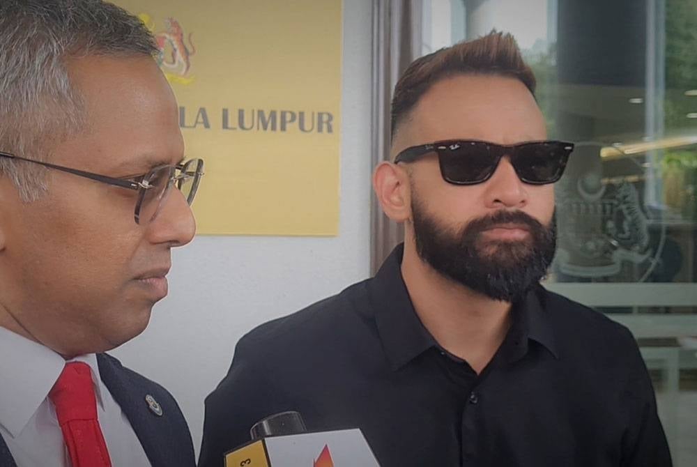 Sharnaaz Ahmad (kanan).