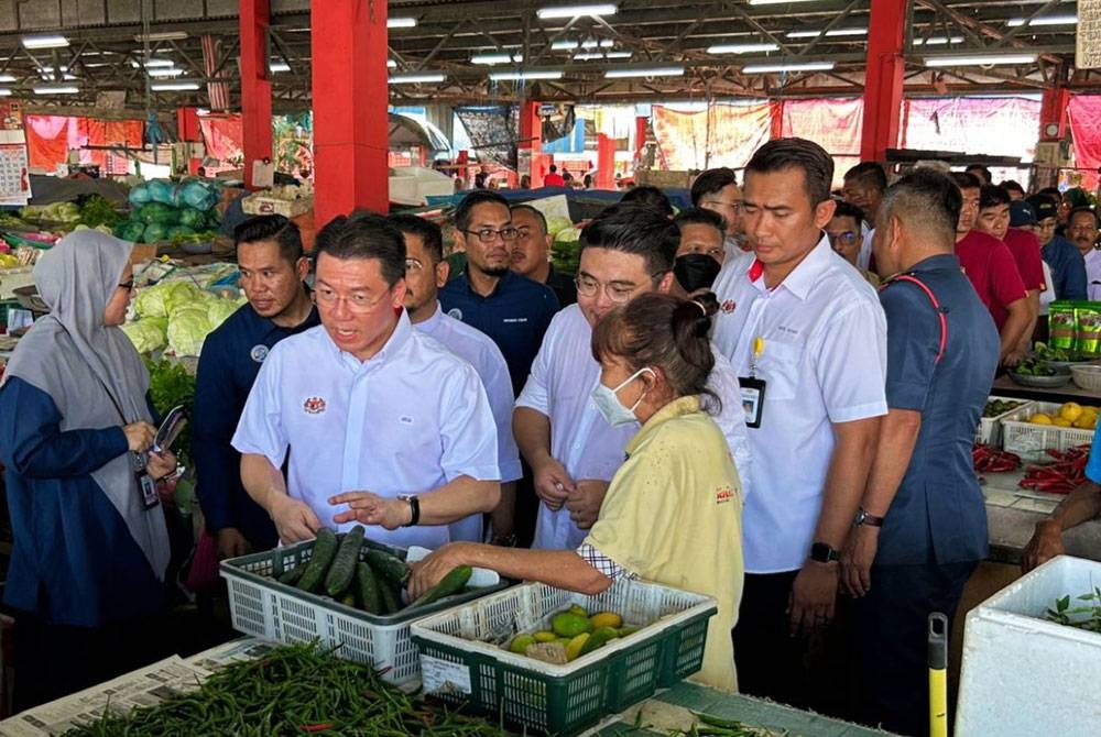 Kor Ming lors de l'inspection de l'état du marché de Teluk Intan en conjonction avec sa visite de travail vendredi.