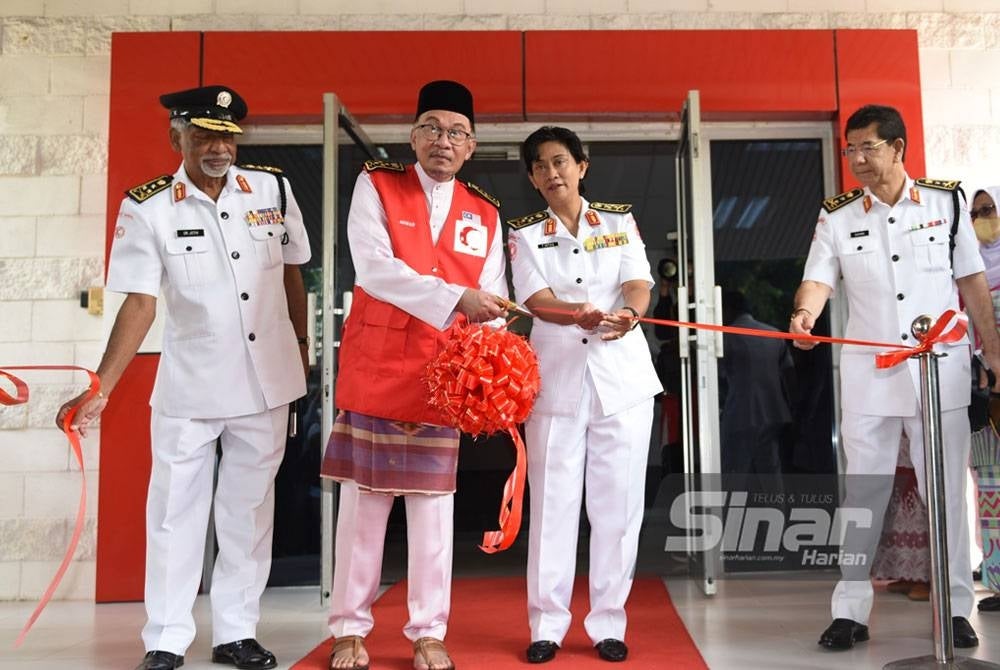 Anwar (dua dari kiri) merasmikan Ibu Pejabat Kebangsaan Bulan Sabit Merah Malaysia di Dewan Perdana Bulan Sabit Merah, pada Jumaat. - Foto SINAR HARIAN/ MOHD RAFIQ REDZUAN HAMZAH