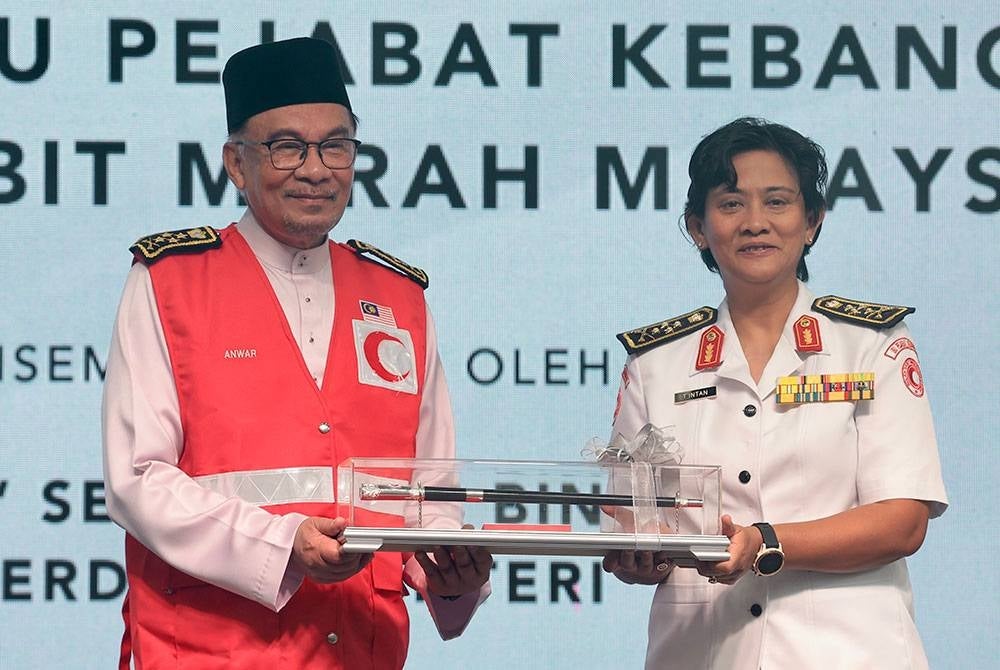 Perdana Menteri Datuk Seri Anwar Ibrahim (kiri) menerima cenderahati daripada Pengerusi Bulan Sabit Merah Tan Sri Tunku Puteri Intan Safinaz Sultan Abdul Halim Mua'dzam Shah sempena Sambutan Ulang Tahun Persatuan Bulan Sabit Merah Malaysia (PBSM) ke-75 dan Perasmian Ibu Pejabat PBSM di Jalan Wisma Putra hari ini.
