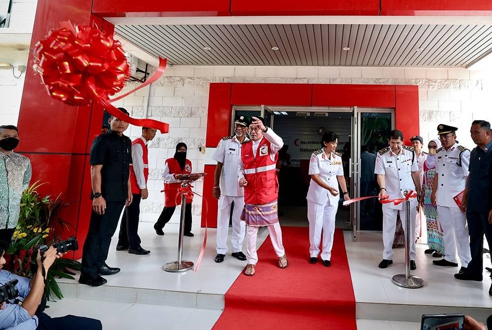 Reaksi bersahaja Perdana Menteri Datuk Seri Anwar Ibrahim membuang reben ke arah media ketika Sambutan Ulang Tahun Persatuan Bulan Sabit Merah Malaysia (PBSM) ke-75 dan Perasmian Ibu Pejabat PBSM di Jalan Wisma Putra hari ini. 