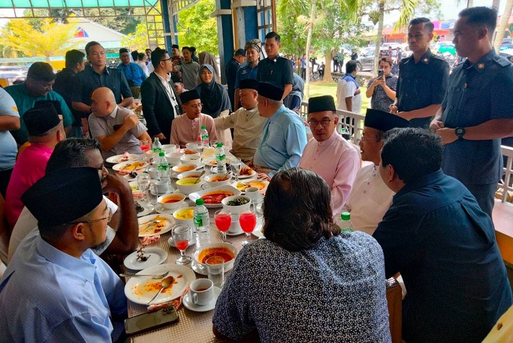 Anwar ditemui pemberita selepas makan tengah hari di Medan Selera 7, Jalan Persiaran Majlis, Banting pada Jumaat