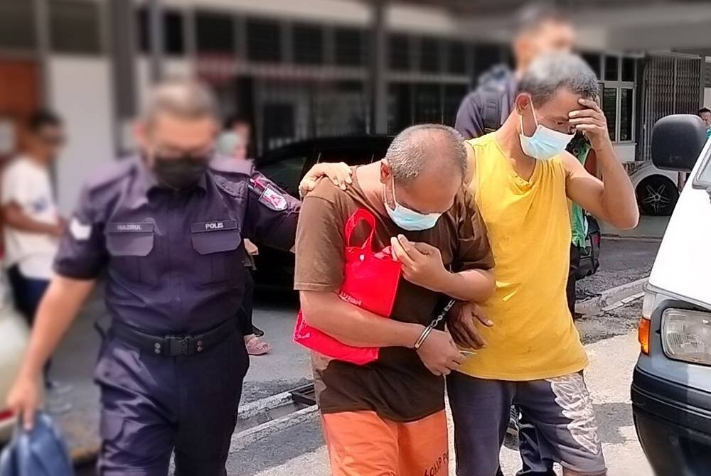 Tertuduh (dua dari kiri) di jatuhi hukuman penjara 12 bulan dan denda RM2,000 di Mahkamah Majistret Bahau pada Jumaat.