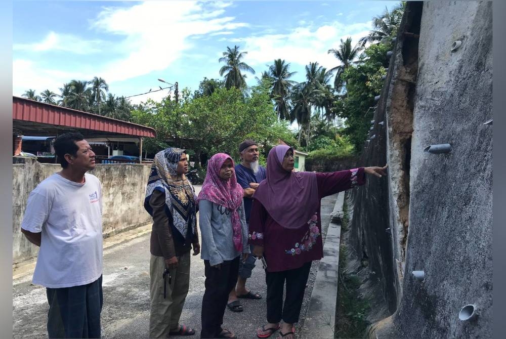 Penduduk Taman Seri Batik, Lumut bimbang dengan struktur tembok penahan berhampiran rumah mereka mulai merekah.