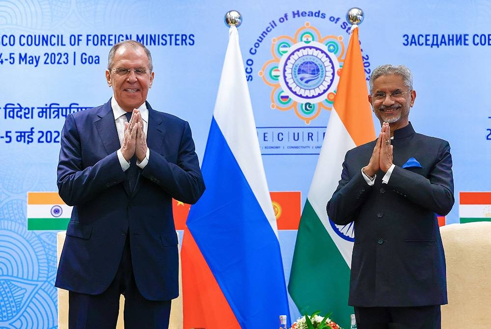 Lavrov (kiri) bersama Menteri Luar India, S. Jaishankar semasa Shanghai Cooperation Organization (SCO) di Goa, India, pada Khamis. - Foto EPA