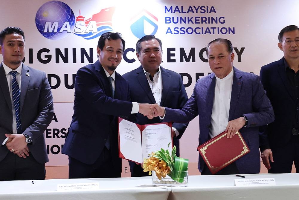 Anthony (tengah) menyaksikan MoU antara MBA yang diwakili pengerusinya, Tan Sri Mohd Bakri Mohd Zinin (dua dari kanan) dan MASA diwakili pengerusinya, Mohamed Safwan Othman (dua dari kiri) pada Jumaat. - Foto Bernama