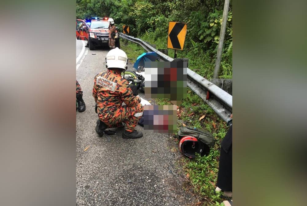 Anggota bomba memberi rawatan awal kepada mangsa manakala penunggang motosikal disahkan meninggal dunia di tempat kejadian. - Foto Ihsan Bomba Perak