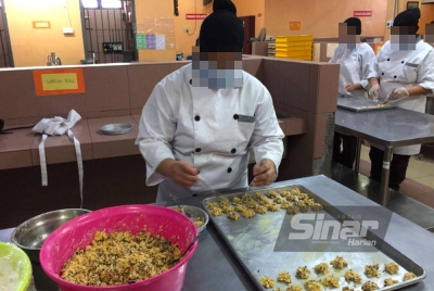 Siti membuat biskut raya sempena Aidilfitri 2023 yang ditempah oleh pelanggan.