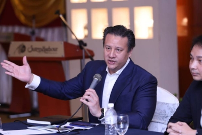 Tengku Fuad antara panel Sekretariat Khas ketika taklimat sesi libat urus mengenai status semasa isu tuntutan pihak mendakwa waris Sultan Sulu di Kota Kinabalu pada Jumaat.