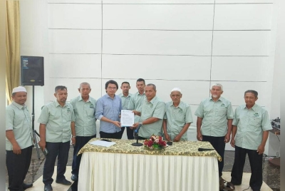 Ibrahim (empat dari kanan) menyerahkan surat bantahan mengenai projek PSI kepada Muhammad Kamil dalam perjumpaan yang diadakan pada Jumaat.