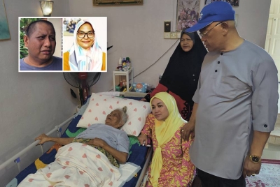 Noh (kiri) menziarahi Raonah yang terlantar selepas sebahagian bumbung rumahnya di Kampung Bestari Jaya diterbangkan angin dalam kejadian ribut Sabtu lalu. (Gambar kecil: Mohd Arif dan Srizza)