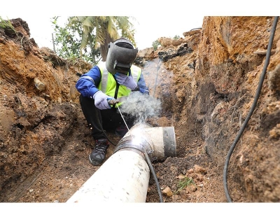 Pemasangan paip baharu yang dilaksanakan pihak Air Selangor bagi mengatasi masalah tekanan air rendah.
