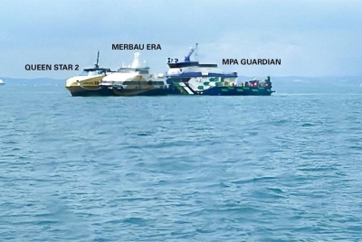 Sebuah feri penumpang 'QUEEN STAR 2' dalam perjalanan dari Singapura ke Batam terbakar petang Jumaat. - Foto FB Pihak Berkuasa Maritim dan Pelabuhan Singapura