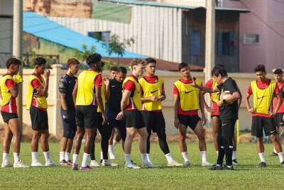 Pemain Harimau Muda menjalani sesi latihan di EDU Stadium menjelang perlawanan kedua Kumpulan B Sukan SEA 2023 menentang Thailand di Phnom Penh Kemboja.