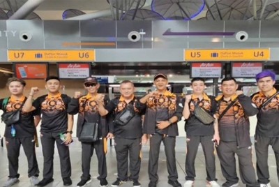 Kok Leong (kanan) bersama skuad negara sebelum berlepas ke Kemboja 2023 pada Jumaat.