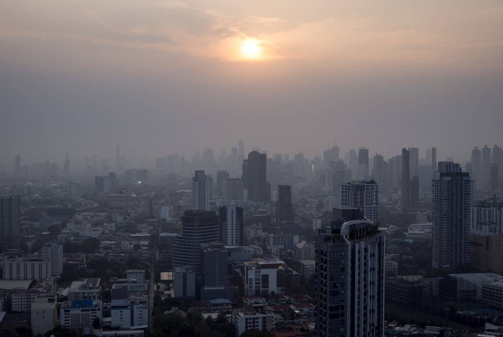 Vue d'une rangée de bâtiments couverts de brume à Bangkok.  -AFP
