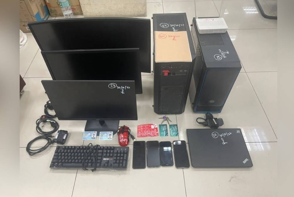 Antara barangan elektronik yang dirampas menerusi serbuan di premis judi.