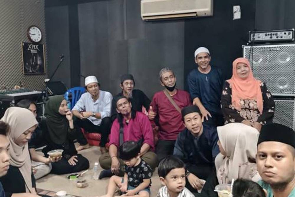 Anggota kumpulan XPDC hadir pada majlis Tahlil Allahyarham Mael di Puchong malam tadi yang turut dihadari oleh ahli keluarganya malam tadi. - Gambar/ Astro AWANI