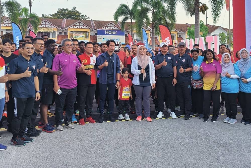 Adam Adli (enam dari kiri) pada pelepasan Program Bukit Melawati Lebarun 2023 di Dataran Malawati di sini pada Sabtu.