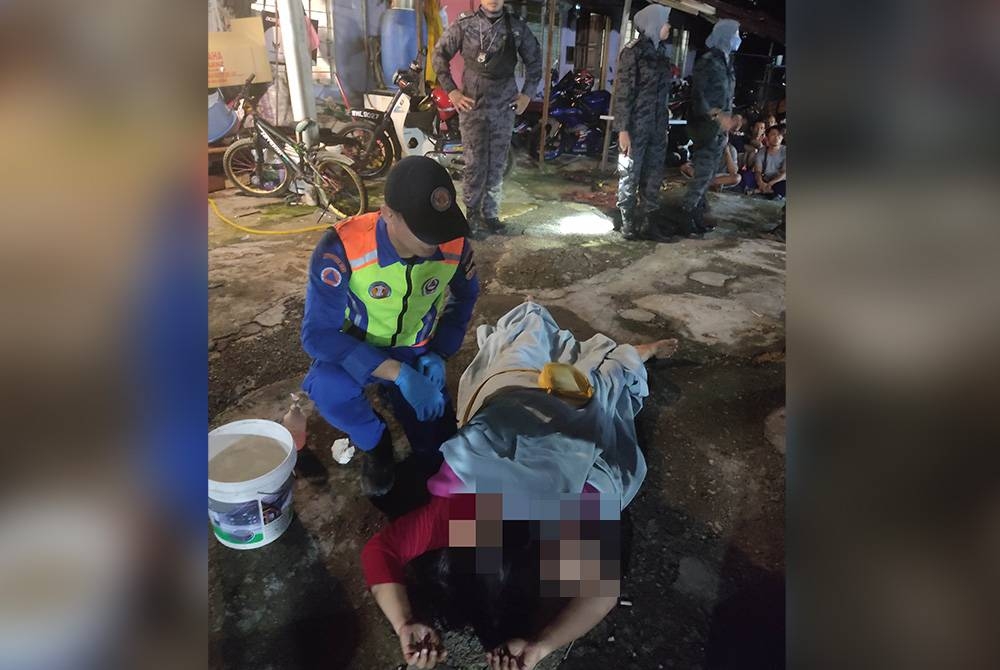 Wanita warga Indonesia yang berpura-pura pengsan ketika ditahan semasa serbuan imigresen di kawasan penempatan di Segambut Dalam.