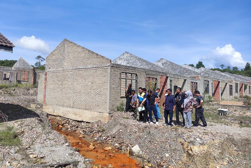 Sebahagian pembeli meninjau keadaan kawasan projek perumahan mereka yang masih terbengkalai.