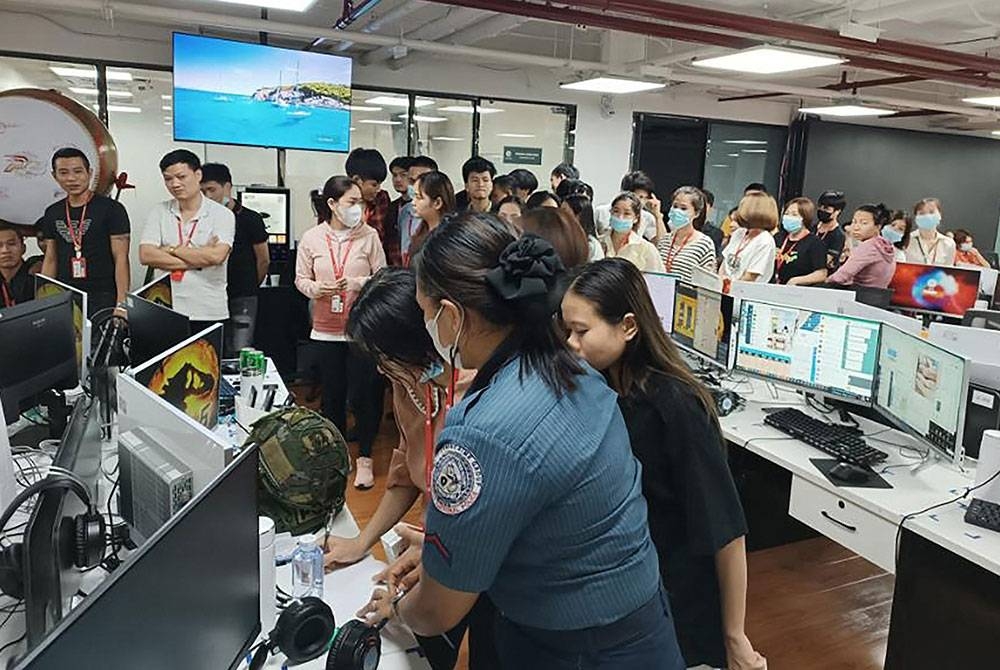 Jabatan Anti -Jenayah Siber Polis Negara Filipina melakukan proses dokumentasi mangsa pemerdagangan di Mabalacat City, Manila. - AFP