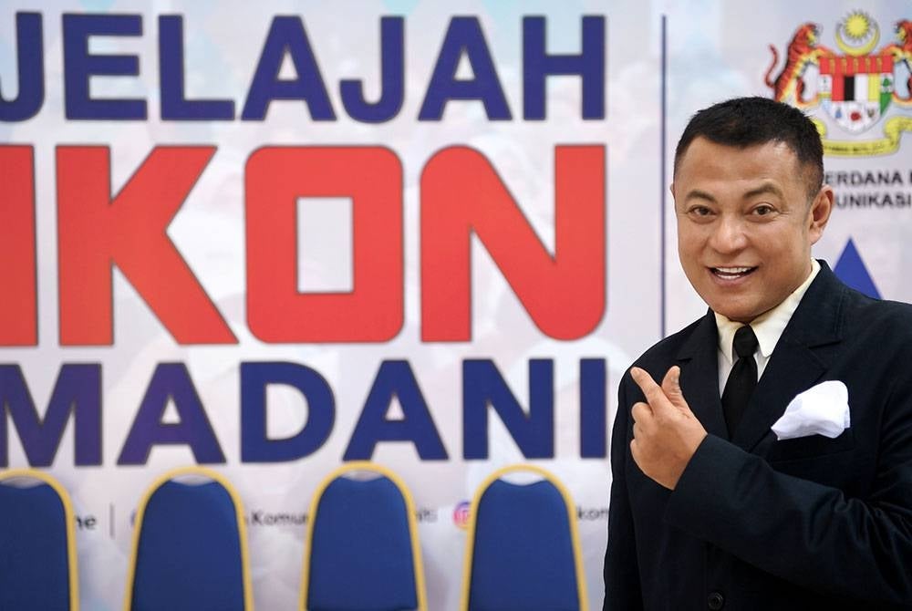 Reaksi ceria Ikon Madani Datuk Aznil Nawawi pada Jelajah Ikon Madani di Dewan Biduanda Universiti Teknologi Mara (UiTM) Rembau, hari ini. 