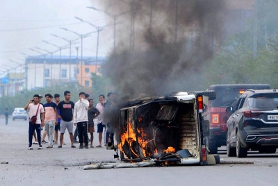 Kenderaan dibakar puak perusuh di negeri Manipur. - AFP
