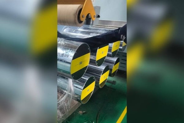 Mangsa seorang lelaki berumur 21 tahun tersepit pada mesin penarik fiber ketika sedang bekerja.