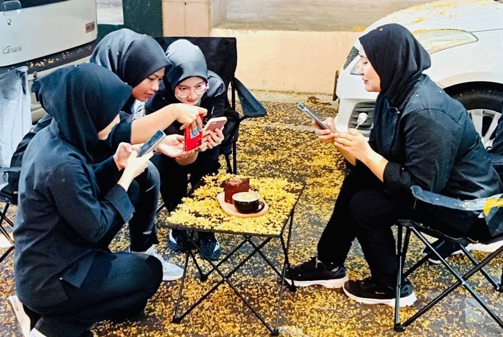 Bunga-bunga gugur jadi tumpuan.