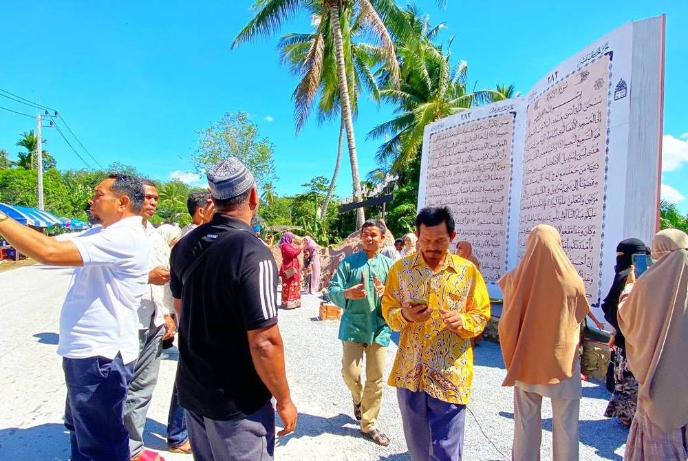 Les habitants de Kampung Pa Pungoh, Yala n'ont jamais pensé que la réplique géante d'al-Quran construite en conjonction avec la célébration de Syawal deviendrait si virale qu'elle attirait plus de 10 000 visiteurs chaque jour.