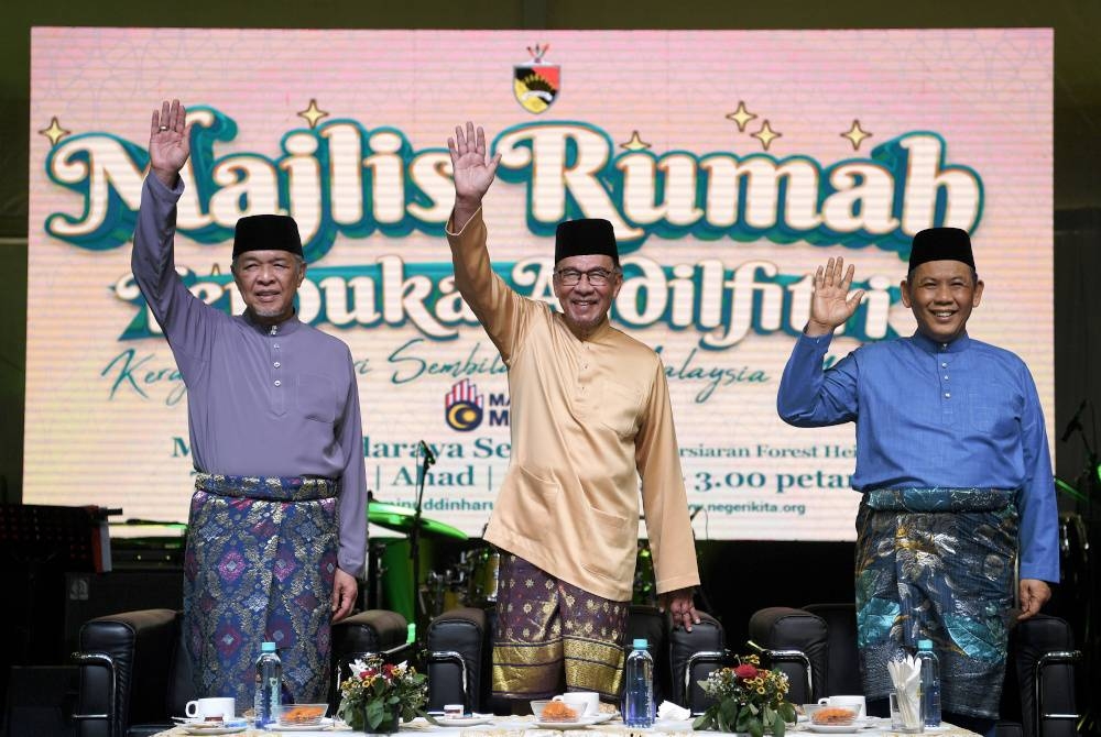 Anwar (tengah) bersama Ahmad Zahid (kiri) dan Aminuddin (kanan) ketika hadir pada Rumah Terbuka Aidilfitri Negeri Sembilan dan Malaysia Madani di Wisma Majlis Bandaraya Seremban (MBS) pada Ahad. - Foto Bernama