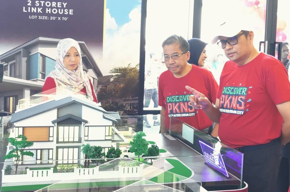 Md Kamarzan (dua dari kanan) melihat replika projek perumahan Puteri Ariana pada Ahad.