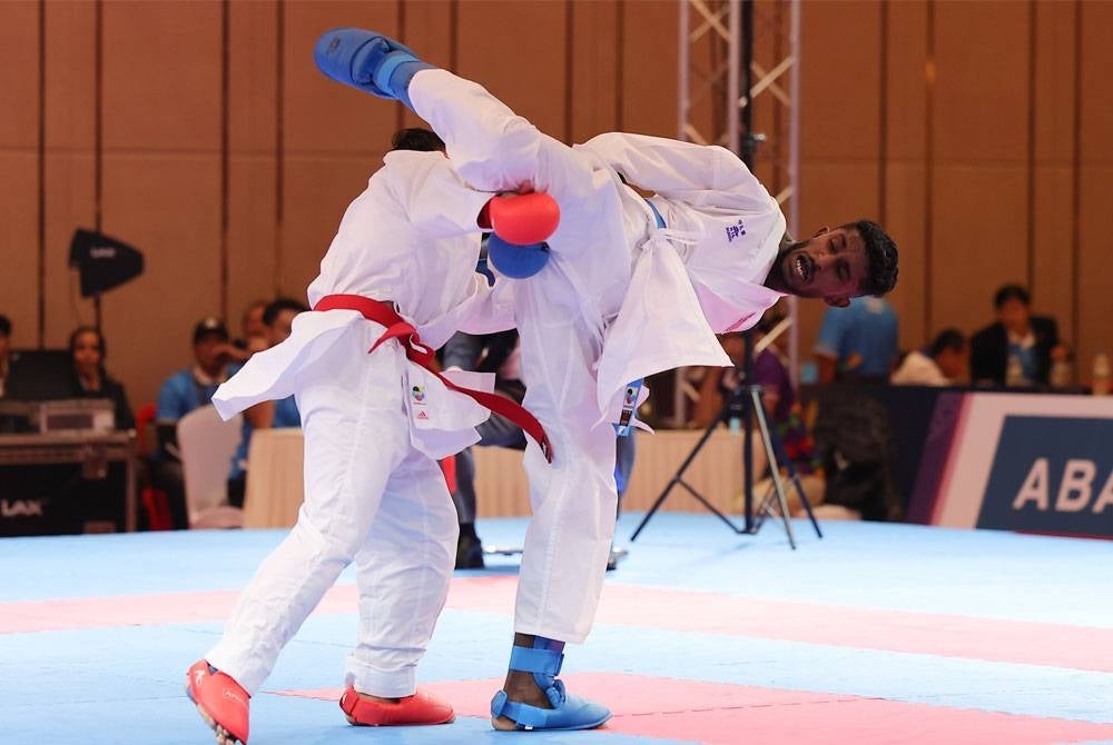 Sureeya (kanan) mengungguli acara kumite bawah 60kg untuk menghadiahkan pingat emas buat kontinjen negara dalam Sukan SEA Kemboja pada Ahad. - Foto Bernama