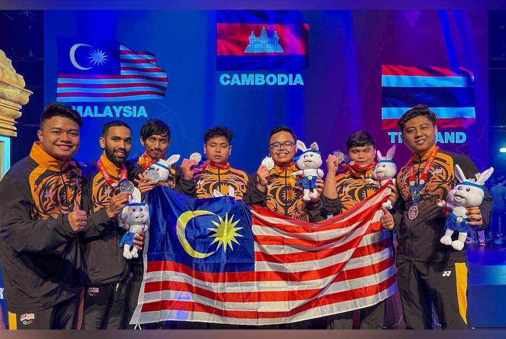 Pasukan E-Sukan negara berjaya merangkul pingat perak selepas tewas kepada pasukan tuan rumah Kemboja dalam perlawanan akhir permainan 'Attack Online 2' berpasukan kumpulan pada Sukan SEA 2023 Phnom Penh Kemboja di Naga World 2 pada Ahad. - Foto Bernama